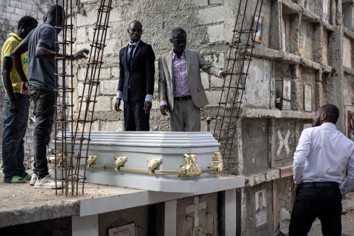 Los muertos también pagan, la guerra por enterrar seres queridos en Haití