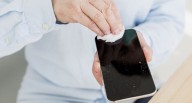Limpia tu celular con regularidad: las razones para hacerlo mientras está en tus manos