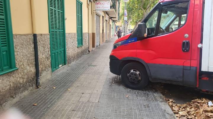Denuncian la ocupación de las aceras por parte de furgonetas y camiones en Pere Garau