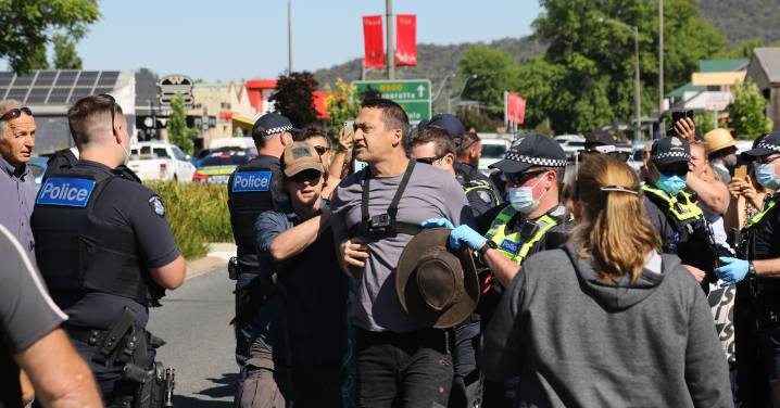 Porepunkah police shooting: Dezi Freeman previously called police 'terrorist thugs' in fight against driving fines