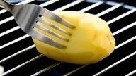Pocos lo saben: para qué sirve frotar una papa cruda sobre la parrilla caliente