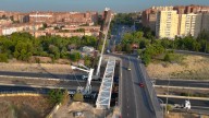La nueva pasarela sobre la M-40 ya luce en Vallecas, pero no abrirá hasta septiembre