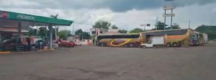 Vehículos permanecen varados en Acaponeta, Nayarit, por bloqueos en accesos a Sinaloa