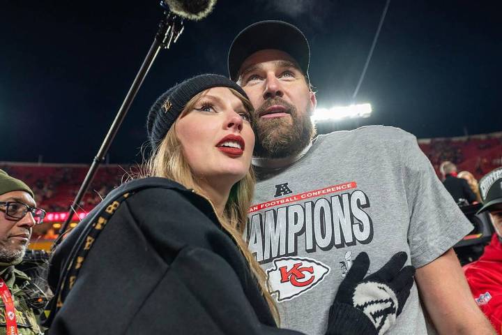 ¡Mostró el anillo! Taylor Swift y Travis Kelce anuncian su compromiso con románticas fotos en redes sociales