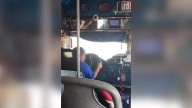 ¡Apenas alcanza el volante! Captan a niño manejando un camión de ruta en Durango