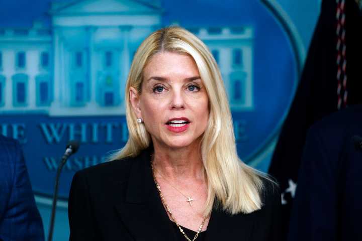 Incauta Estados Unidos 700 millones de dólares en activos a Nicolás Maduro