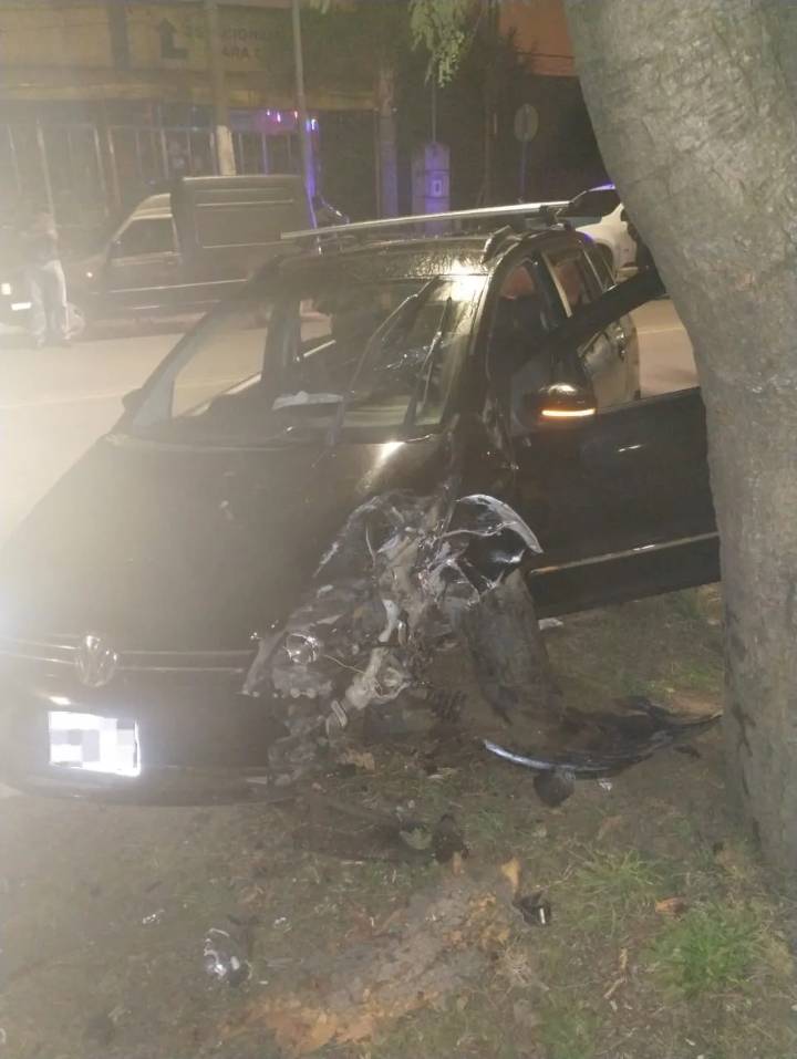 Conductor se estrelló contra un árbol de la Avenida Presidente Illia, fue trasladado al hospital Masvernat.