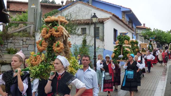 Los ramos llenan de color Torazo para celebrar la Virgen del Carmen con desfile, misa y subasta