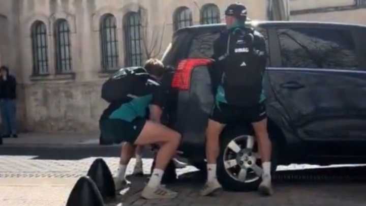 Los All Blacks levantaron un auto atascado en pleno centro de CABA