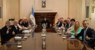 Javier Milei almorzó y proyectó la película Homo Argentum con su Gabinete en la previa al cierre de listas