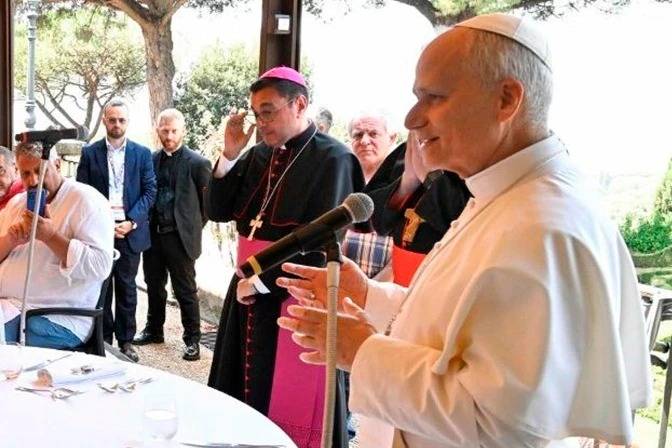 Recordemos siempre que en cada persona encontramos la presencia misma de Dios, expresa León XIV