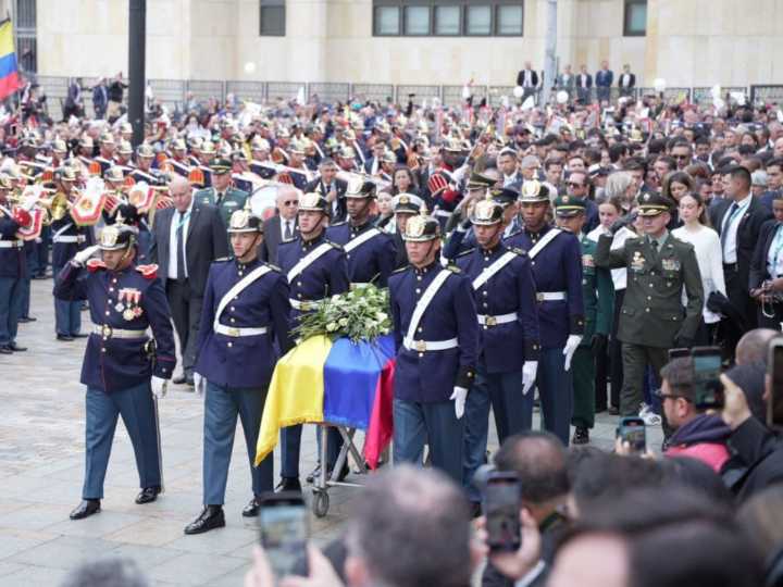 Dolor, ira y estrategia: adentro del uribismo en el entierro de Miguel Uribe