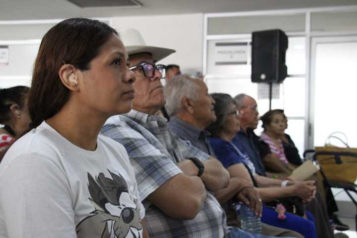 Entrega DIF auxiliares auditivos a 70 personas 