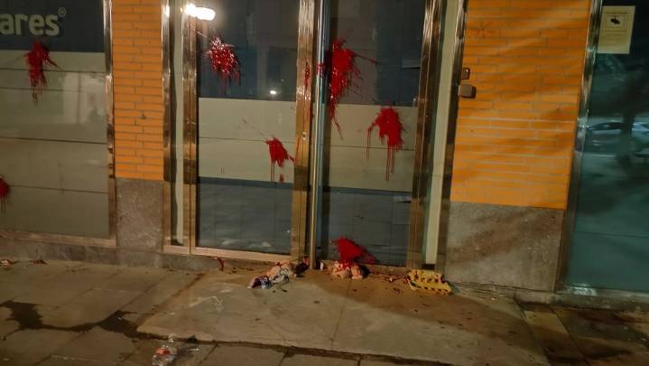 Vandalizan la sede del PP en Huesca con pintura roja y dos pollos destrozados