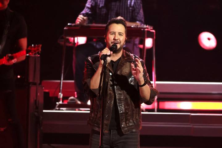 Luke Bryan reacts after being hit with object at state fair: ‘Idiots’