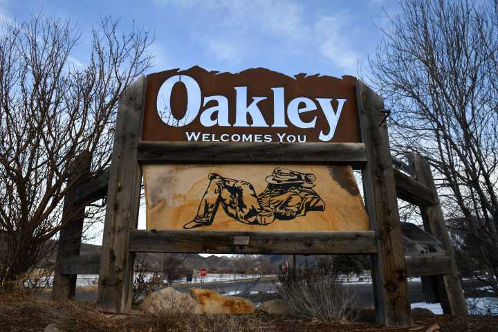 Oakley propone pequeño aumento de impuestos para cubrir costos de proyectos de infraestructura