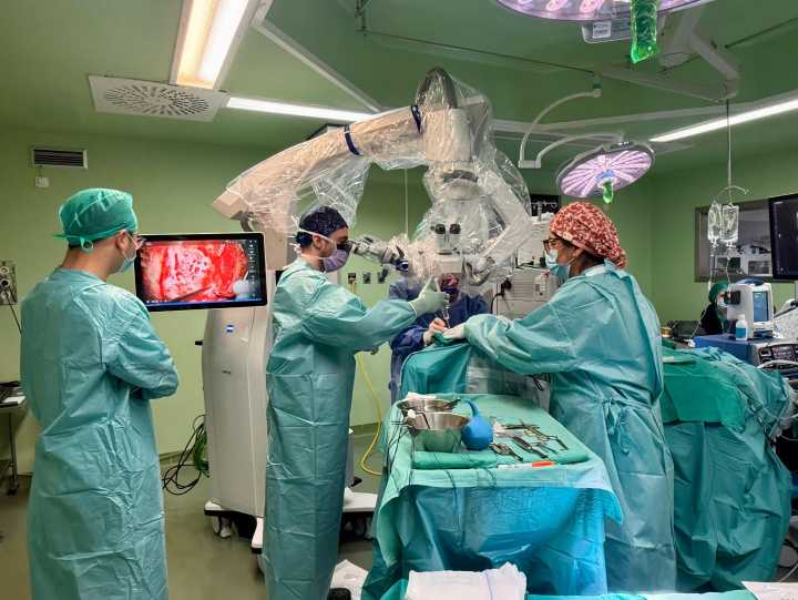 El Hospital General Universitario Doctor Balmis estrena un microscopio quirúrgico de alta precisión