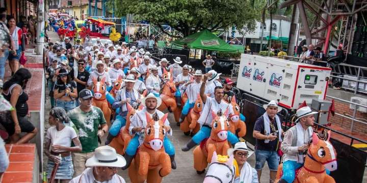 Video: así fue la particular cabalgata que se robó el show en unas ferias y fiestas; “¿Qué tal ese paso fino?”