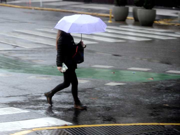 El SMN emitió alertas amarillas para este domingo: dónde rigen y hasta cuándo seguirán las lluvias en el AMBA