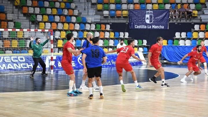 El Sanicentro BM Guadalajara revalida el Trofeo JCCM tras imponerse en el triangular