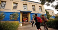 Escuelas de Los Ángeles imponen "zonas seguras" para migrantes en su regreso a clases