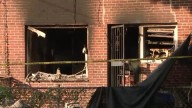 Niño fallece tras incendio en complejo de apartamentos