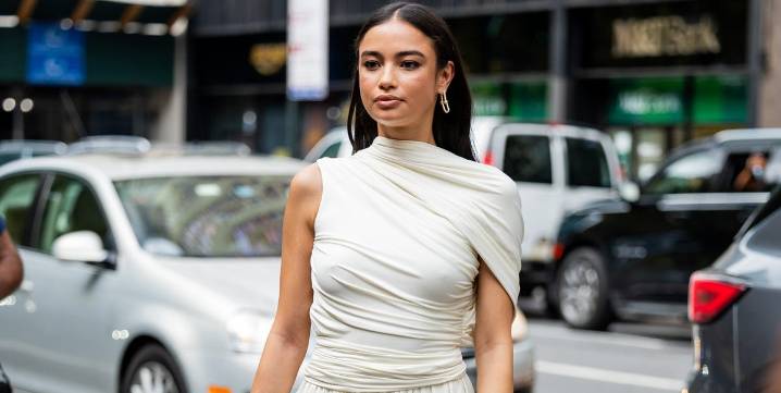 Los vestidos drapeados de efecto vientre plano son tendencia esta primavera, palabra de pasarelas y 'street style'