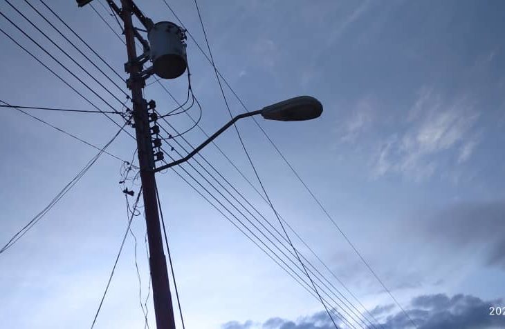 Fluctuación deja varias zonas del país sin electricidad