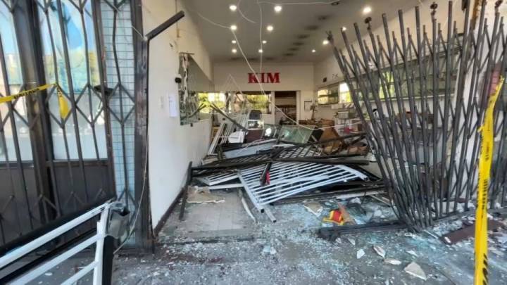 Estrellan camioneta contra joyería y roban a punta de pistola en Oakland
