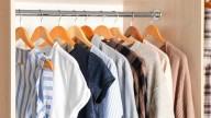 Adiós a colgar los abrigos en tu armario: este es el método japonés para guardarlos este invierno