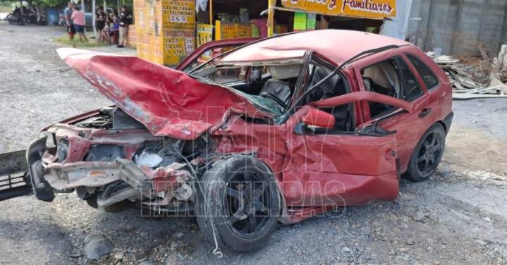 Seis lesionados en choque entre camioneta y automóvil en Ciudad Victoria
