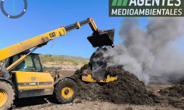 Extinguido el incendio de una retroexcavadora en una planta de reciclaje de Calasparra