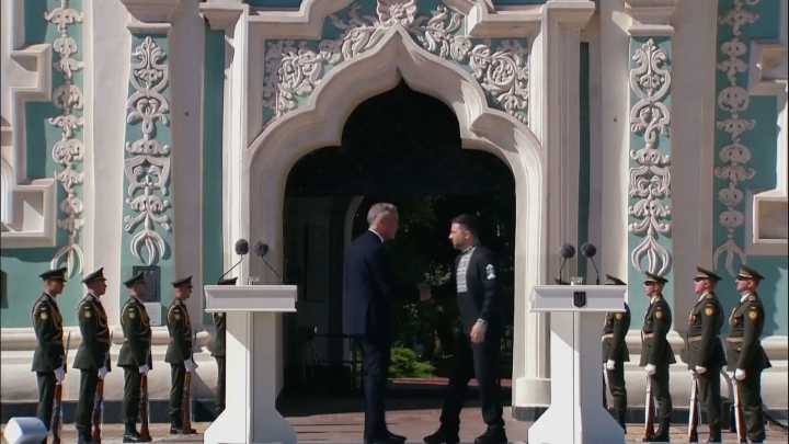 Zelenskyy marks Ukraine Independence Day alongside Canada’s PM in Kyiv