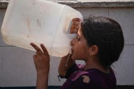 El calor y la sed llevan a familias en Gaza a beber agua que las enferma