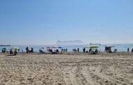 Salvan la vida a un bebé que se atragantó con una concha en una playa de Algeciras
