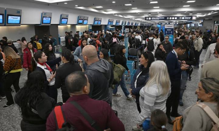 Empezó el paro de controladores aéreos: las empresas advierten que miles de pasajeros se verán afectados
