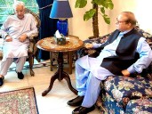 Khawaja Asif meets Nawaz Sharif amid resignation rumours