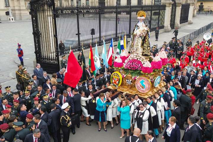 Dina Boluarte rinde homenaje a Santa Rosa de Lima
