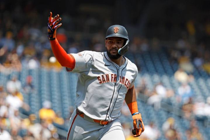SF Giants take series from Pirates as Encarnacion homers, leaves with injury