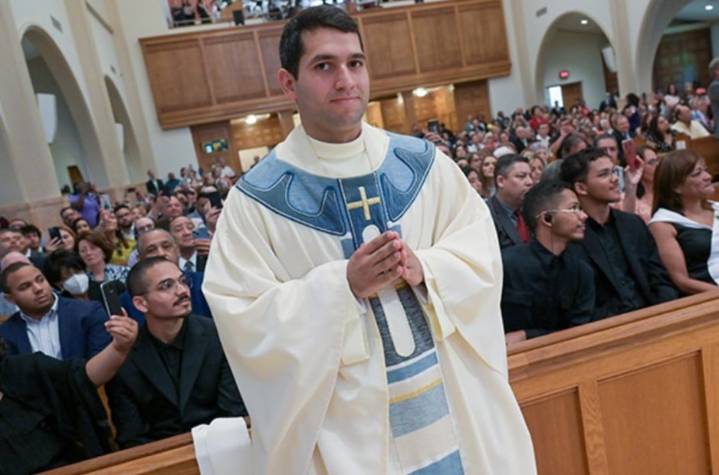 Sacerdote venezolano estuvo retenido durante horas por autoridades migratorias en Miami