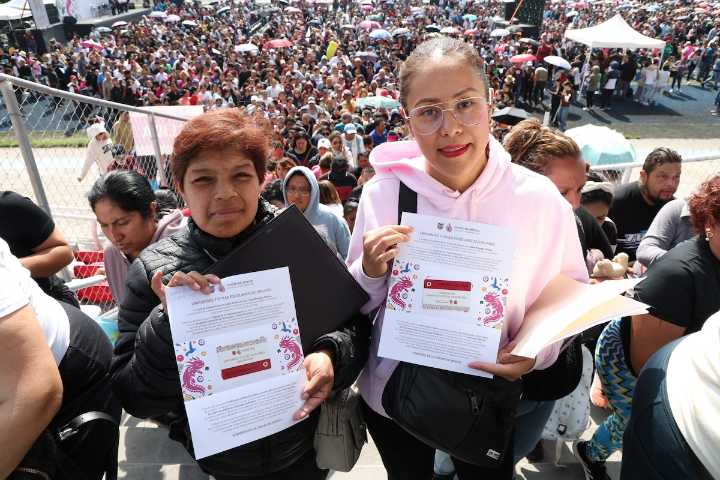 Continúa entrega de tarjetas para útiles y uniformes; beneficiarán a 1.2 millones de estudiantes