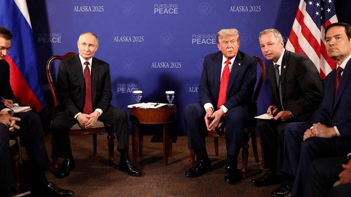 Inicia Reunión Trump-Putin: Presidentes Dialogan Junto con sus Asesores en Alaska