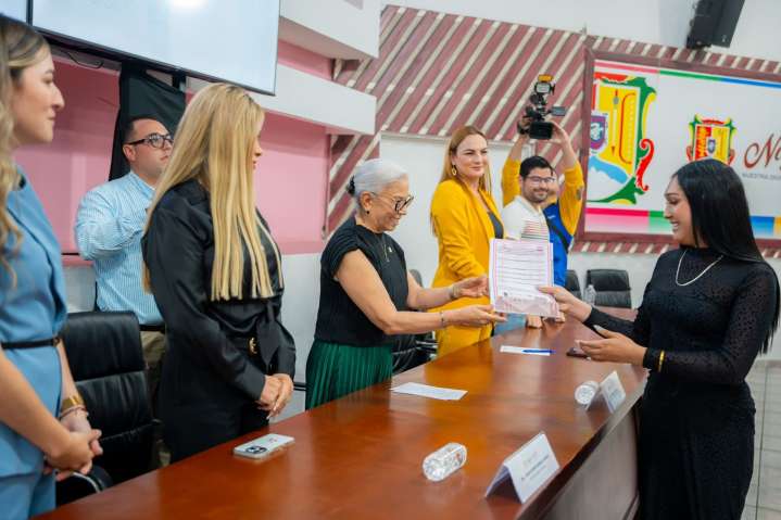 Entrega Beatriz Estrada 25 actas de nacimiento rectificadas por nueva identidad de género