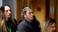 La hija de Gisèle Pelicot rompe la relación son su madre: "Me soltó la mano en aquella sala del tribunal. Me abandonó"