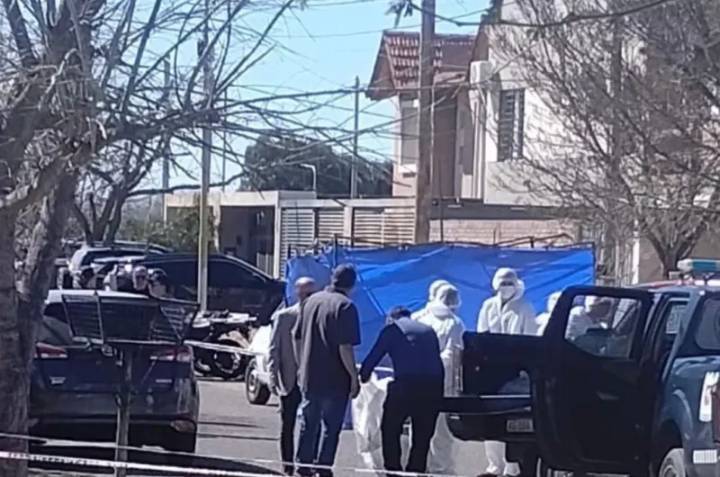 Encontraron muerta a una mujer adentro de un auto y detuvieron a su pareja