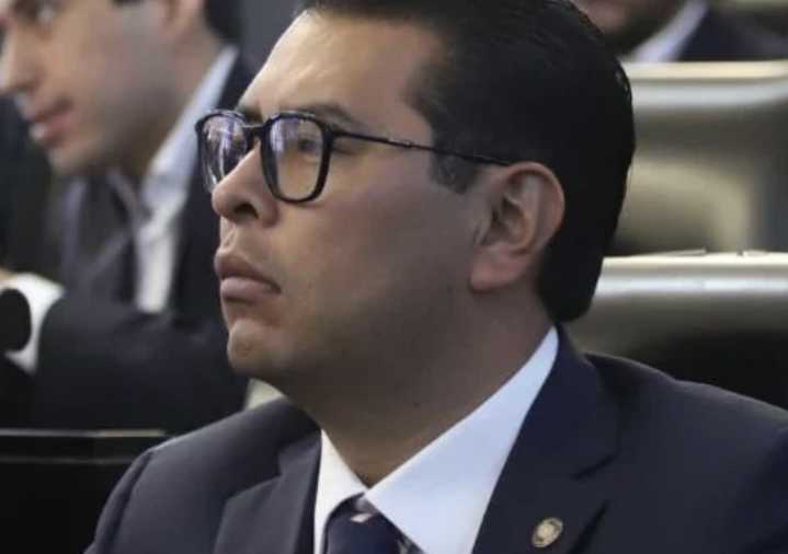 Néstor Camarillo renuncia al PRI y el tricolor pierde vicepresidencia del Senado