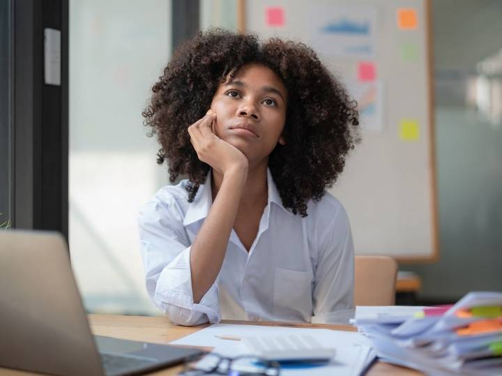 Young Canadians struggle to pay the bills