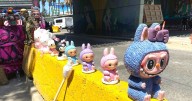 Trump y Labubu, las alcancías que más se venden en la frontera