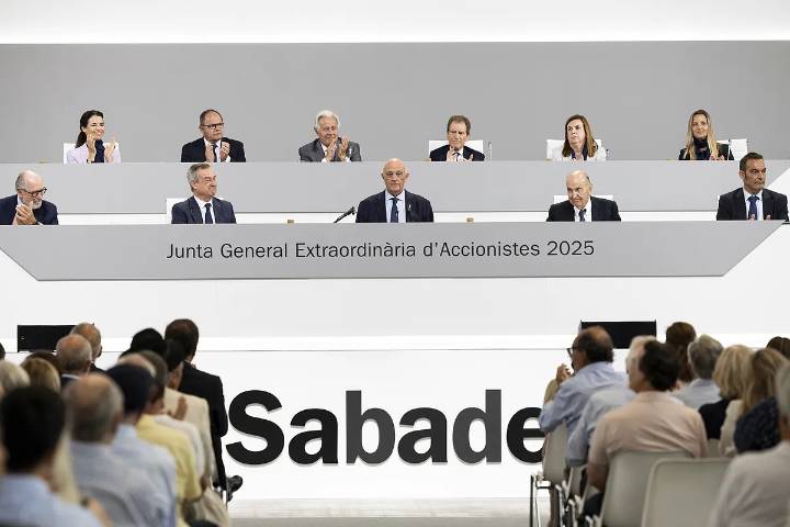 Sabadell reparte 370 millones de euros en dividendos y BBVA ajusta el precio de su OPA