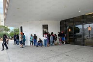 Madrugan para vacunarse contra el sarampión